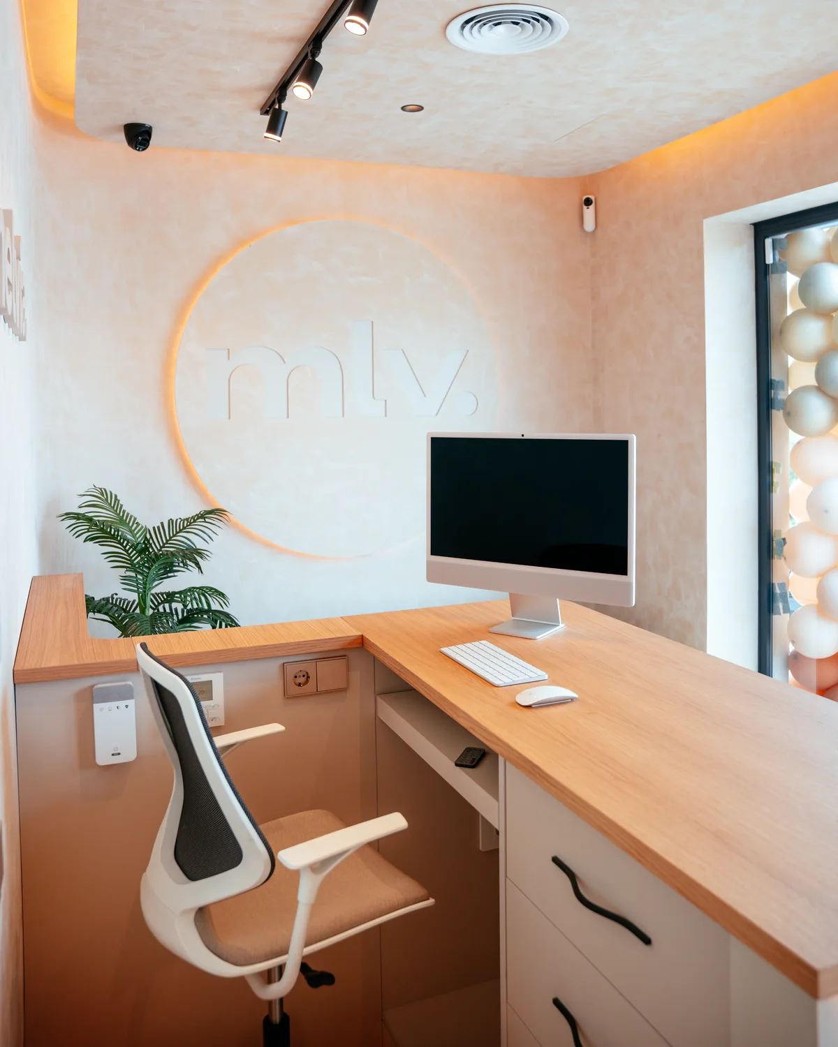 Mostrador de bienvenida con el círculo mlv. iluminado